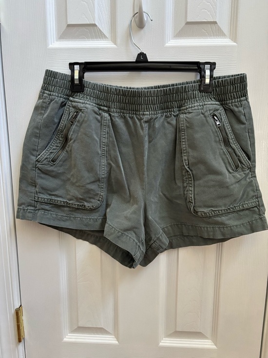 aerie Pants - Aerie Woman’s Green Zippered Cargo Pocket Pull-on Shorts, Size L, EUC